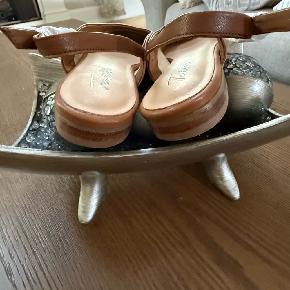 NWOT - Trotters Tan Slingback Loafers - Picture 5 of 5